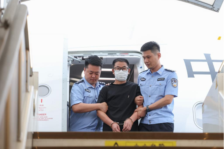 一名潜逃境外10余年的经济犯罪嫌疑人被押解回国