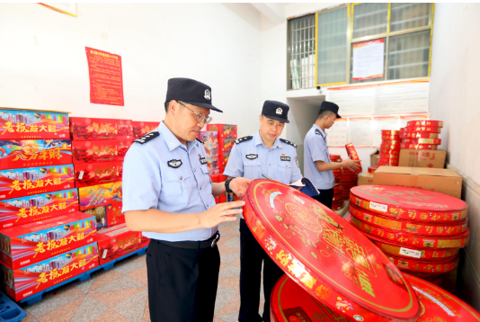 江西省分宜县公安局组织民辅警对辖区烟花爆竹零售点开展安全检查