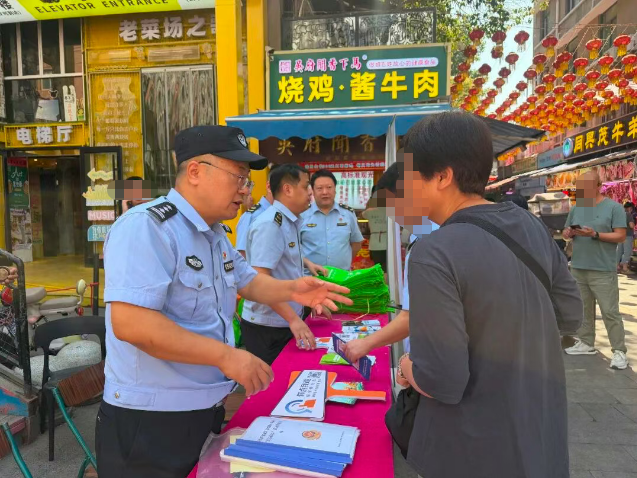 民警线下抽检+现场普法 让群众吃的&ldquo;安心&rdquo;        