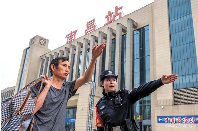 南昌铁路公安处南昌站派出所一级警长舒海霞：向更多有需要的人伸出援手