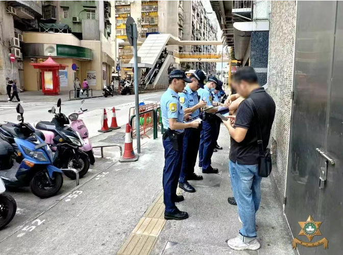 澳门治安警察局持續打擊行人違規行為 